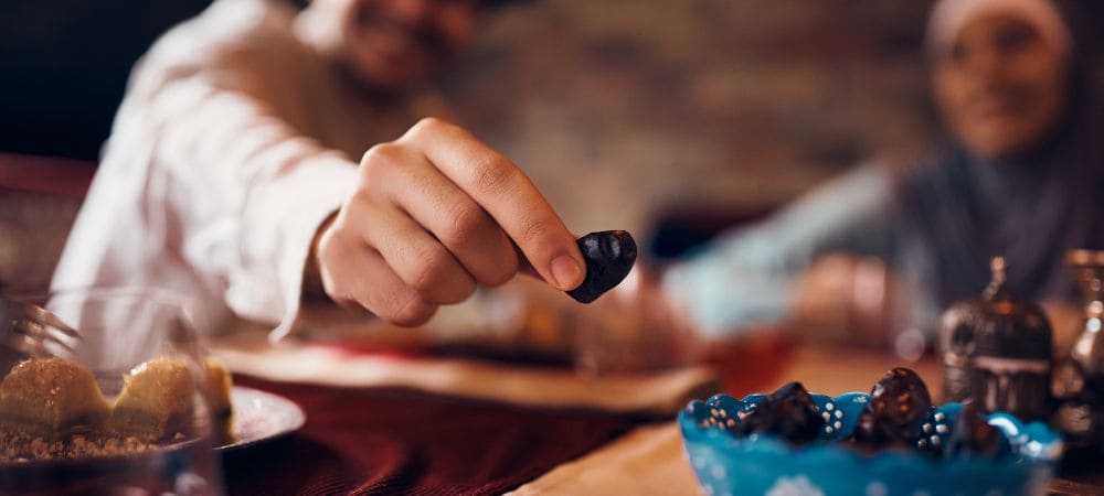 Persona sosteniendo una pieza de resina para mostrar como se usa el cbd en formatos sólidos o extracciones técnicas.