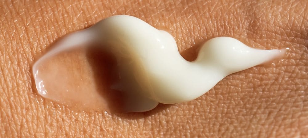 Muestra de textura de una loción para explicar como se usa el cbd de forma tópica mediante el masaje sobre la piel.