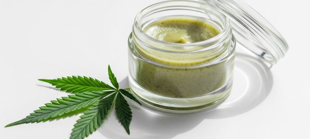 Tarro de crema de marihuana con CBD para el cuidado de la piel y cosmética natural