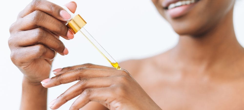 Aplicación cutánea de un extracto de CBD artesanal para el alivio localizado de molestias inflamatorias.