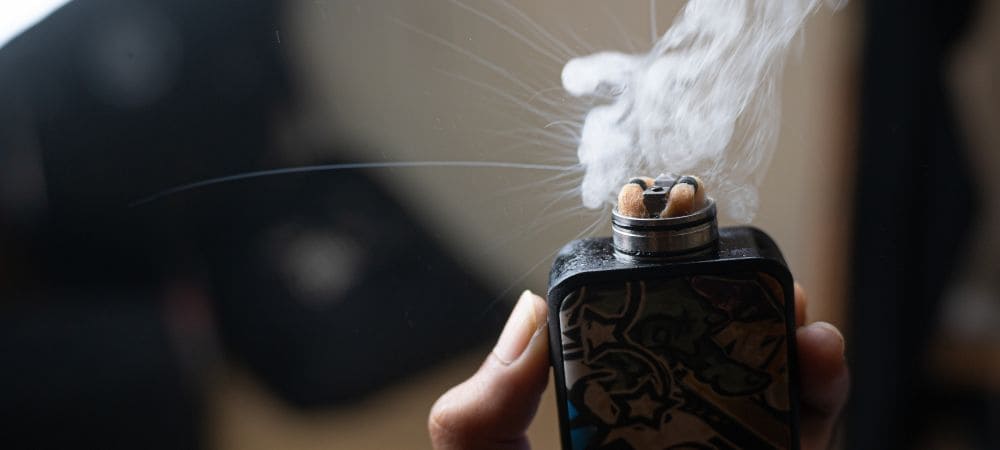 Vaporizador en funcionamiento, el método más rápido de inhalación que modifica cuanto dura el cbd en el cuerpo y su inicio de efecto.