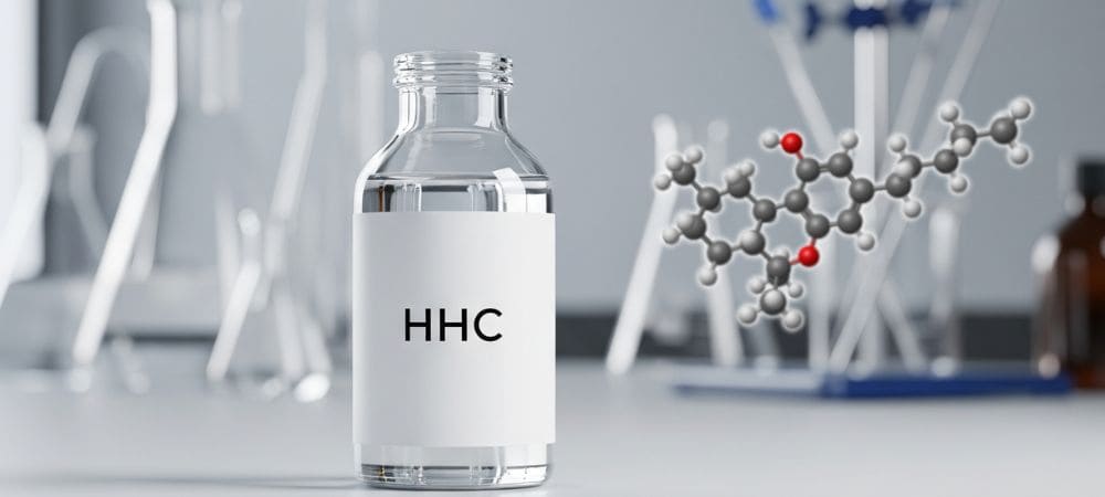 Frasco de laboratorio con etiqueta de hexahidrocannabinol y modelo molecular al fondo para representar químicamente que es el HHC.
