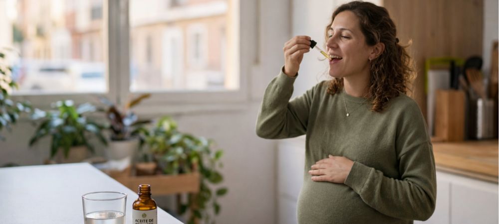 embarazada tomando aceite de cbd en su cocina
