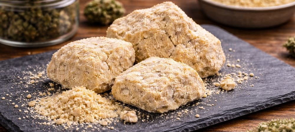 Hachís blanco de cannabis con textura clara y aspecto polvoriento