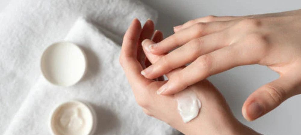 Aplicación de crema CBD en las manos para el cuidado de la piel