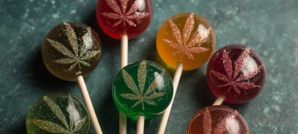 chupachups de maria decorados con hoja de cannabis y purpurina