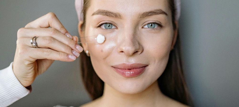 mujer aplicándose crema con cannabis para mostrar la diferencia de textura entre crema, gel y bálsamo cannabis 
