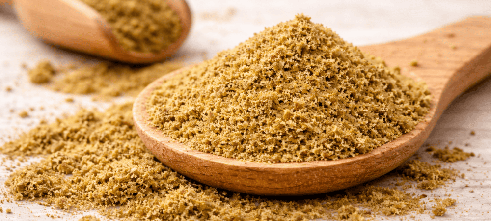 Cucharas de madera con polen seco o kief, imagen ilustrativa para explicar qué es el hachís y cómo se obtiene a partir de la resina