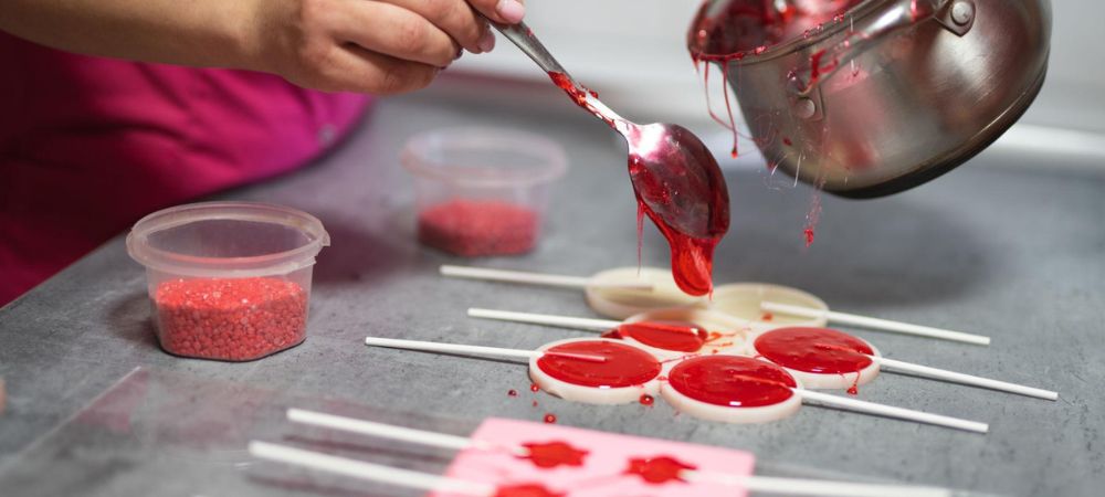 preparación casera de chupachups de maria en molde con caramelo líquido