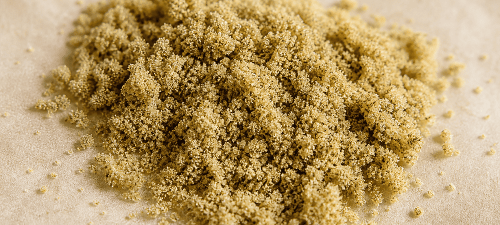 Montón de kief o resina tamizada de cannabis