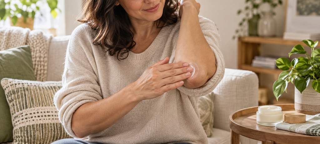 CBD y dermatitis: Aplicación cotidiana de crema sobre una zona seca del codo